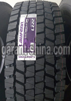 Laufenn LZ22 (приводная) 315/70 R22.5 154/150L 18PR - Фото протектора с этикеткой вблизи